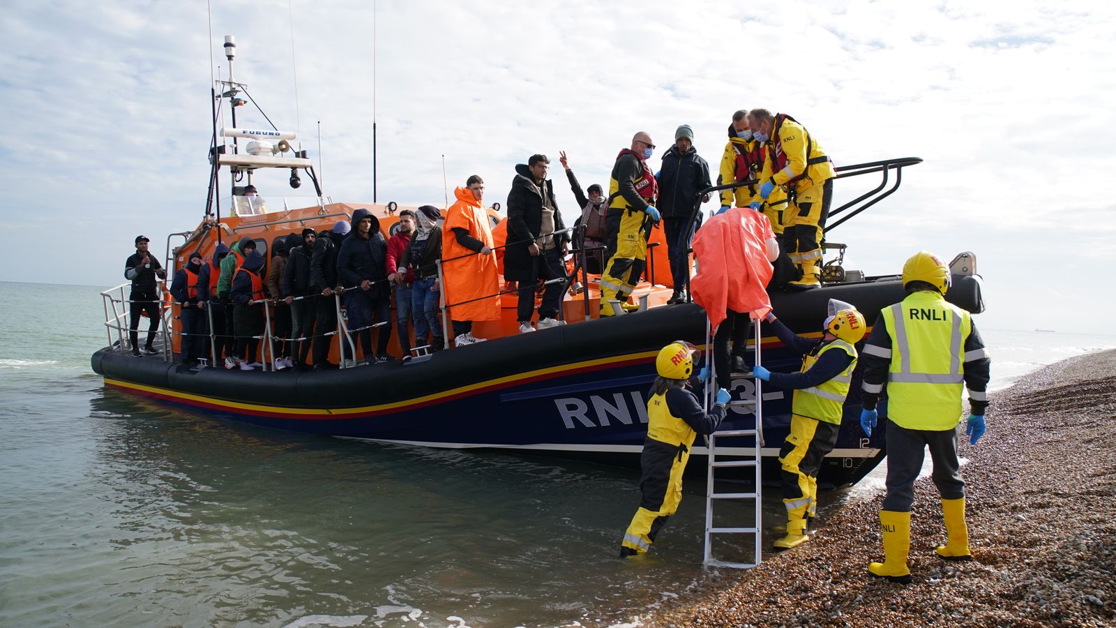 skynews-migrants-boat-dungeness_5928701.jpg