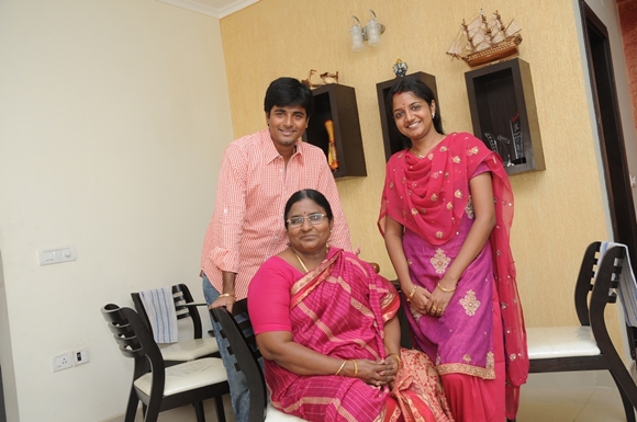 sivakarthikeyan-family-photos-wife-daughter-parents-marriage-scooptimes-1